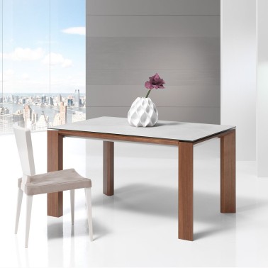 mesa de comedor en porcelanico con patas de madera