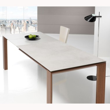 Mesa extensible en porcelanico con patas de madera