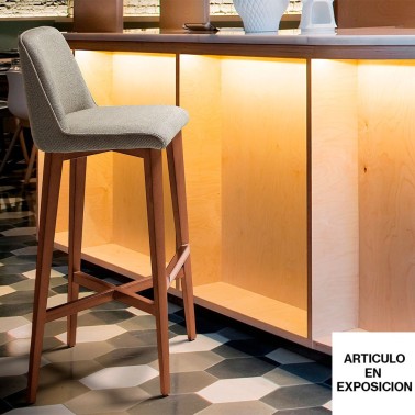 Taburete alto tapizado con patas de madera