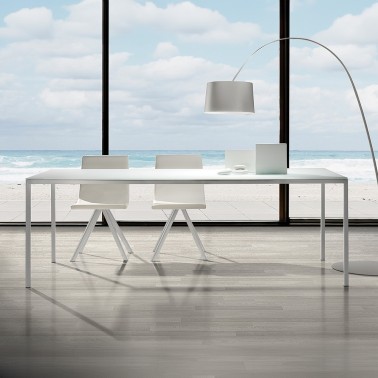 Mesa de comedor minimalista en cristal y estructura metalica