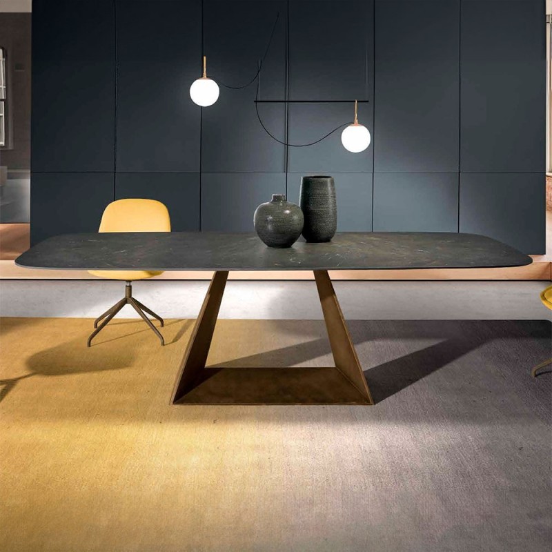 Mesa comedor porcelanico con pata central metalica Sue de Nacher