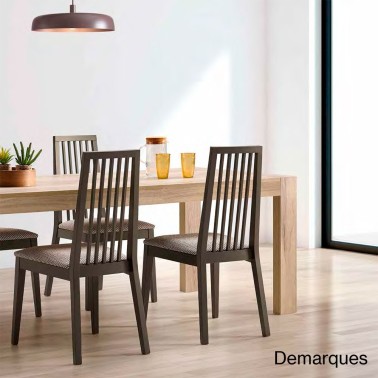 Silla con asiento tapizado y respaldo de madera