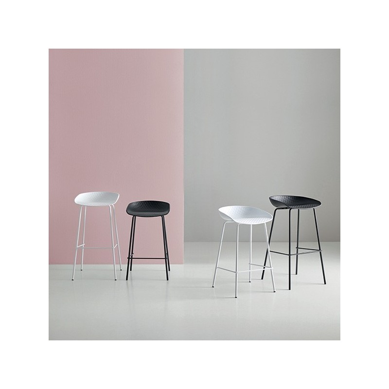 Taburete bajo en polipropileno Netta