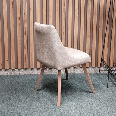 Silla tapizada de estilo nordico con patas de madera CATANIA