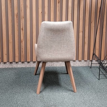 Silla tapizada de estilo nordico con patas de madera CATANIA
