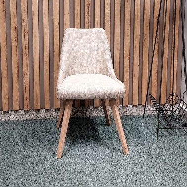 Silla tapizada de estilo nordico con patas de madera CATANIA