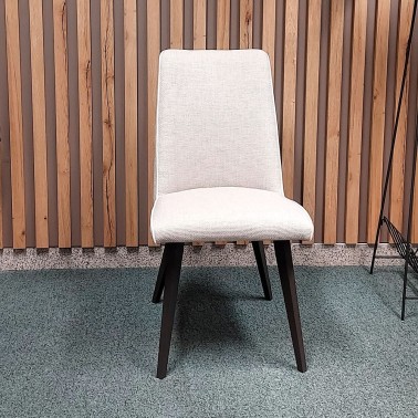 Silla tapizada con patas de madera de haya Lyssa