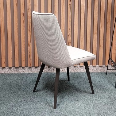 Silla tapizada con patas de madera de haya Lyssa