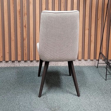 Silla tapizada con patas de madera de haya Lyssa