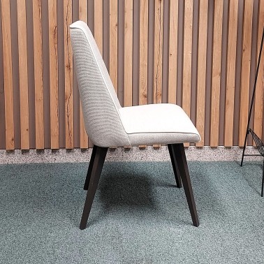 Silla tapizada con patas de madera de haya Lyssa