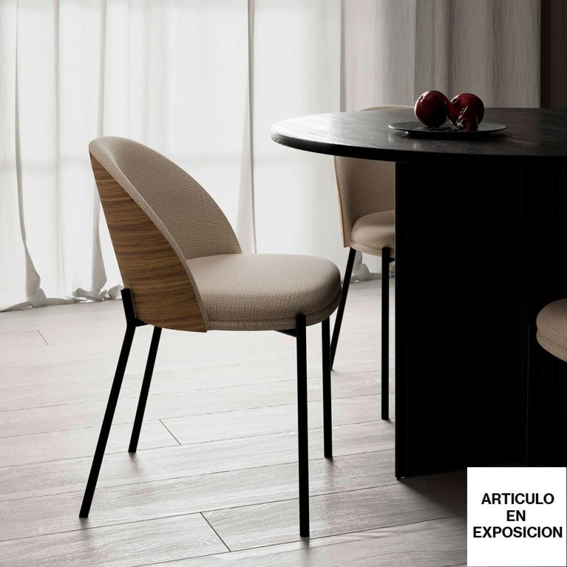 Silla tapizada con trasera respado en roble y patas metalicas