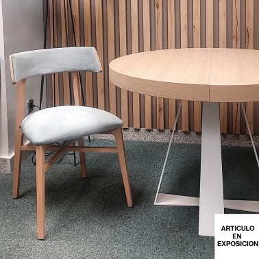 Silla de madera con asiento tapizado