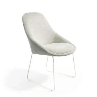 Silla tapizada con estructura metalica de patin