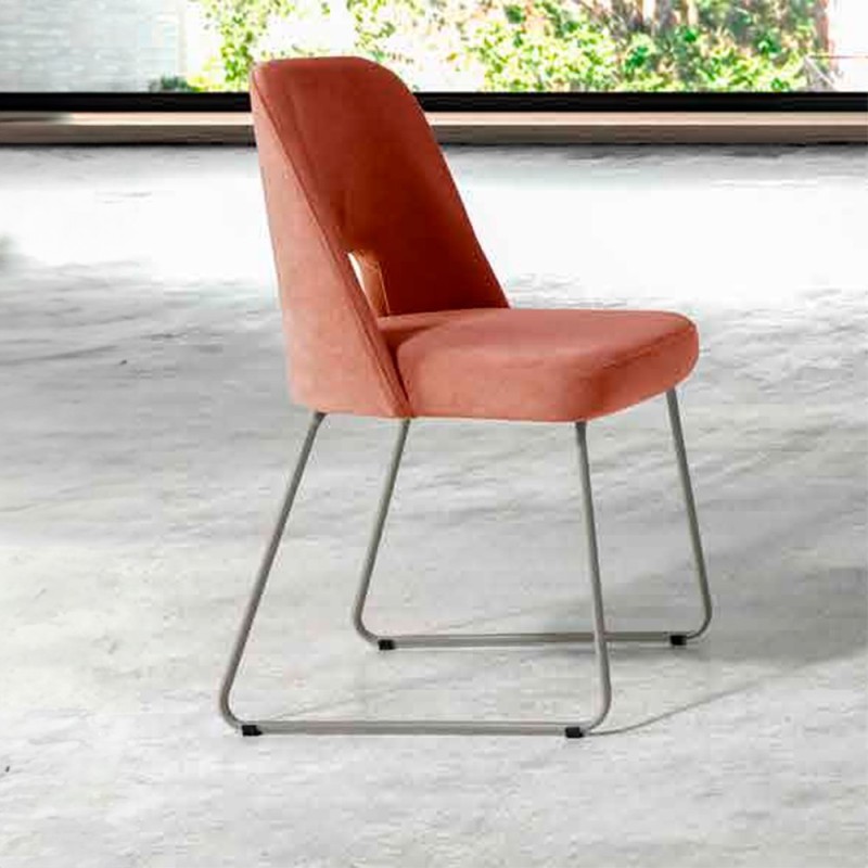 Silla tapizada con patas de patin metalicas