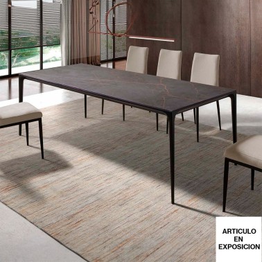Mesa de comedor Kuki de Nacher en porcelanico con estructura metalica