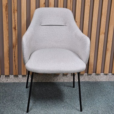 Silla tapizada con apoyabrazos patas metalicas MILANO