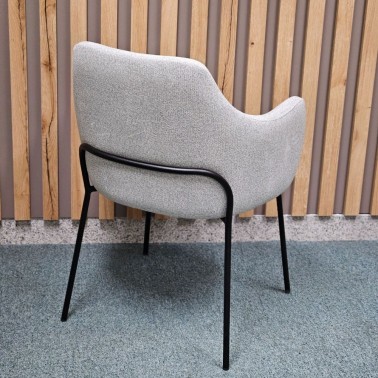 Silla tapizada con apoyabrazos patas metalicas MILANO