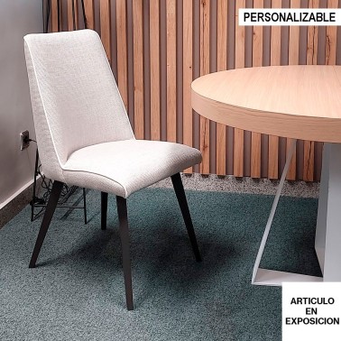 Silla tapizada con estructura de madera