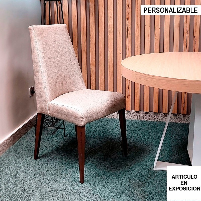 Silla tapizada con respaldo alto
