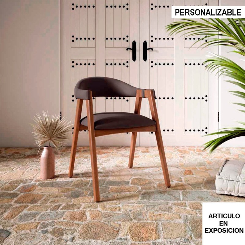 Silla tapizada con reposabrazos con estructura de madera