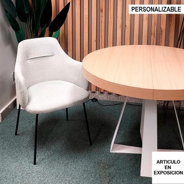 Silla tapizada con apoyabrazos y patas metalicas