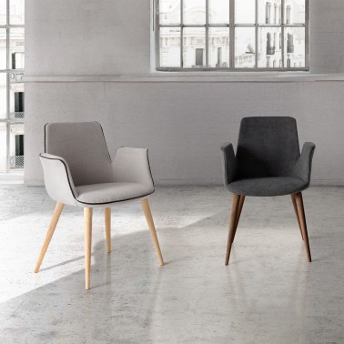 Silla tapizada con brazos y patas de madera