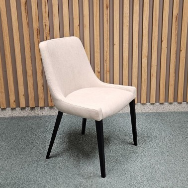 Silla tapizada con patas de madera de haya HUGO