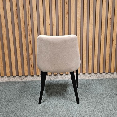 Silla tapizada con patas de madera de haya HUGO