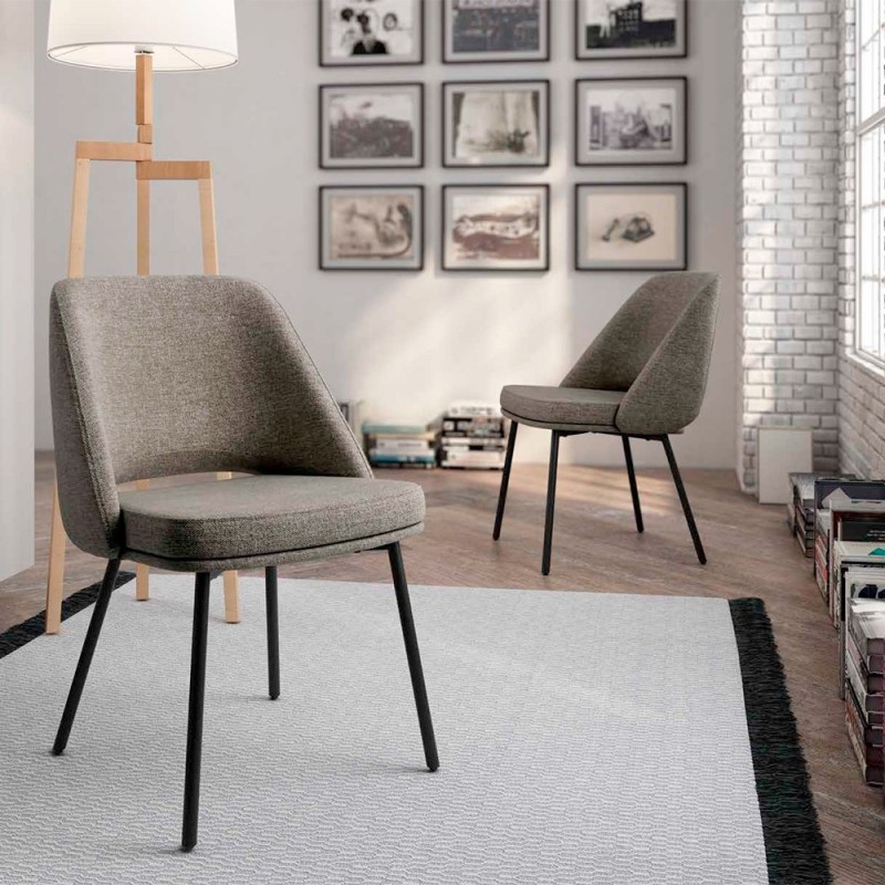 Silla tapizada con estructura metalica negra