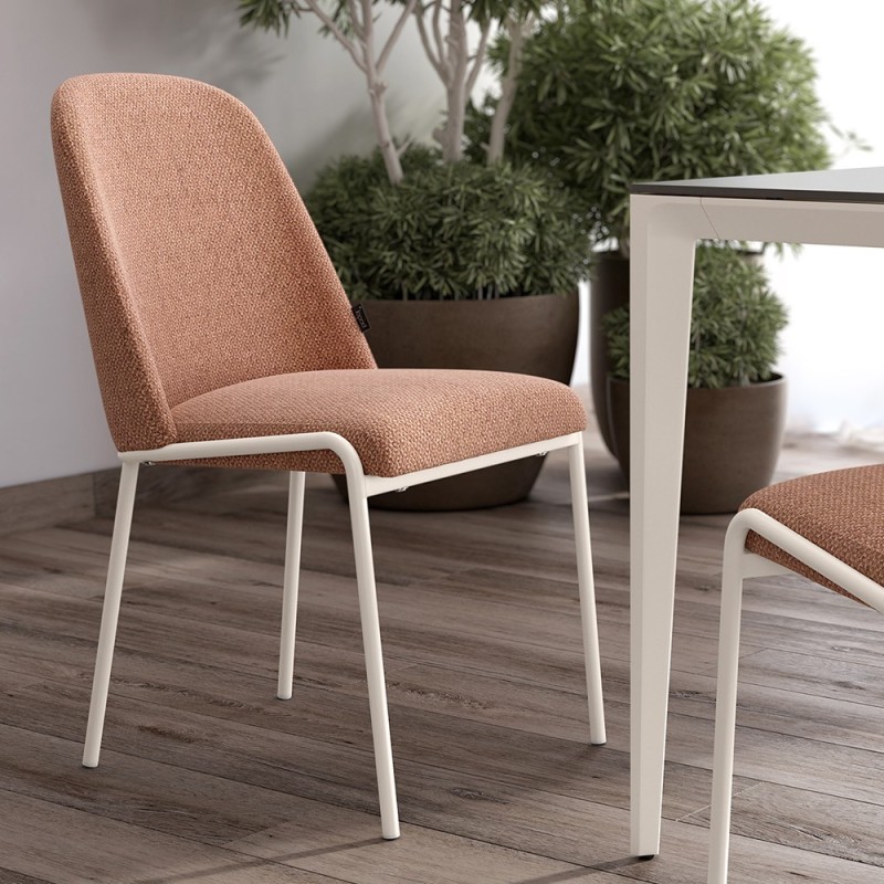 Silla tapizada con estructura metalica marfil