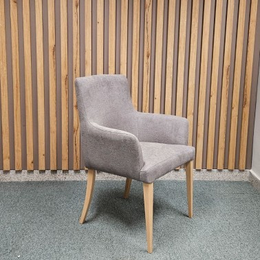 Silla comedor gris con reposabrazos y patas de madera Bali