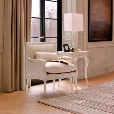 Sillon clasico en tapizado beige y madera blanco roto