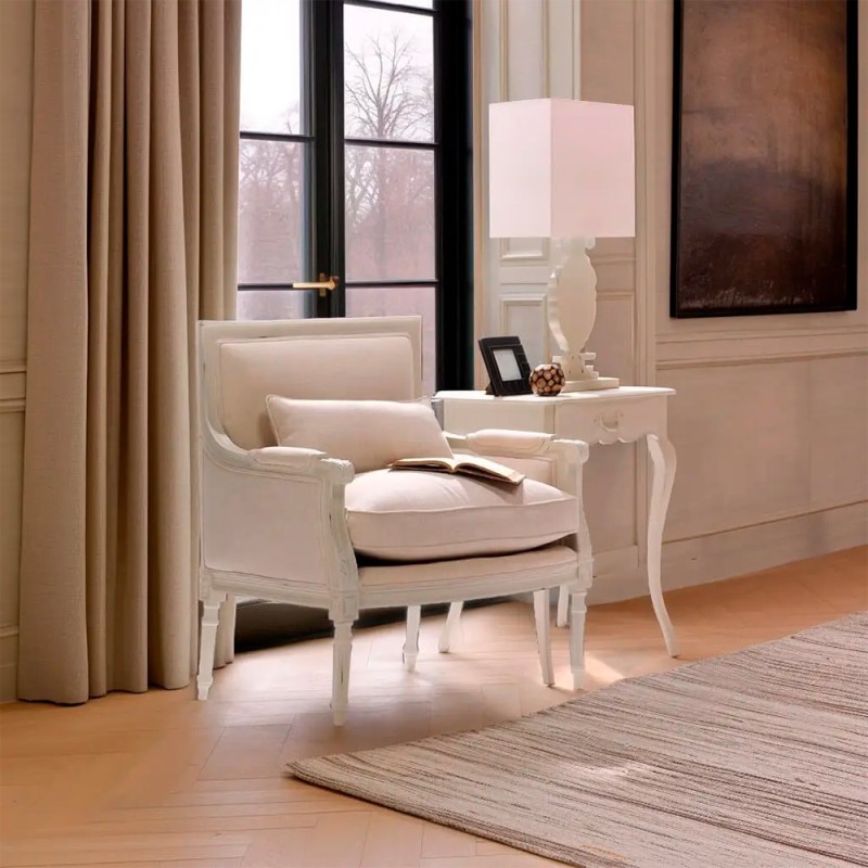 Sillon clasico en tapizado beige y madera blanco roto