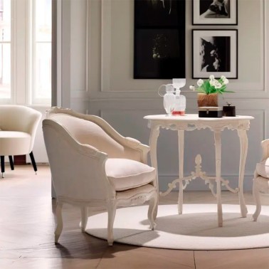 Sillon clasico tapizado beige y madera blanco roto