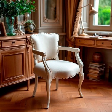 Silla clasica con brazos en tela beige y estructura en madera de mindo color blanco roto