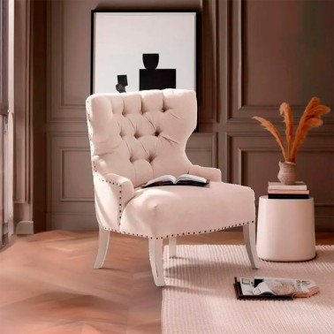 Sillon orejero clasico con capitone en tela beige y madera acabado blanco roto