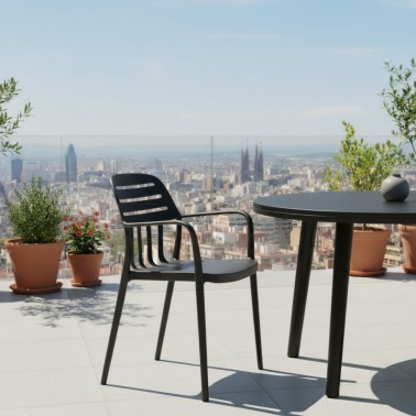 Silla apilable en polipropileno negro Desiree