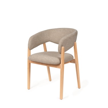 silla de madera con asiento y brazos tapizados en tela taupe