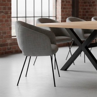 Silla tapizada gris claro con patas metalicas Lucia