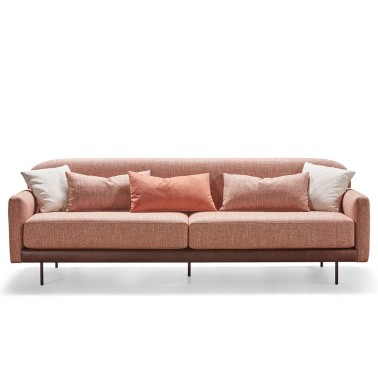 Sofa moderno con patas metalicas altas Robert de Manuel Larraga