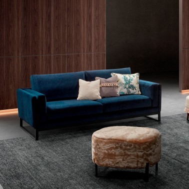 Sofa moderno con patas metalicas altas Zurich de Manuel Larraga