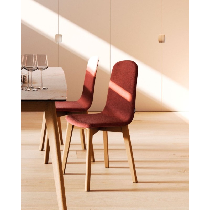 Silla de cocina tapizada con patas de madera MOLY