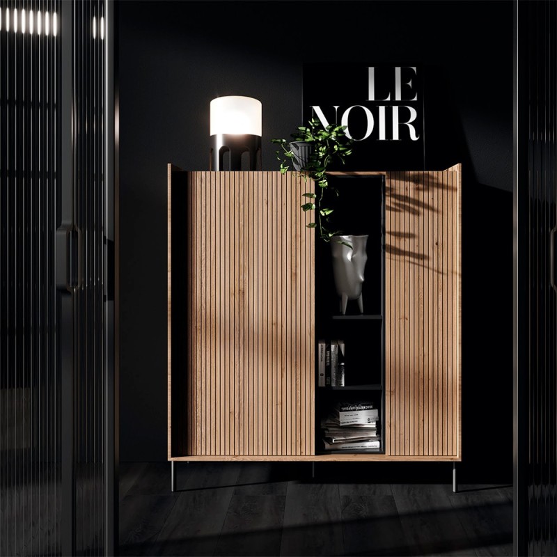 Aparador alto con dos puertas batientes de gran capacidad de almacenamiento.