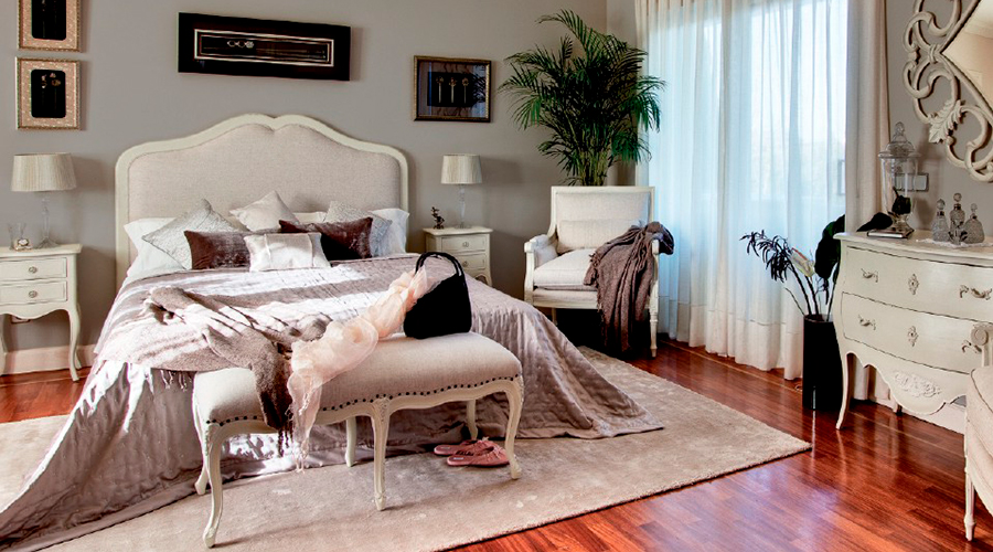 Los tonos claros de los tejidos ayudan a dar más luminosidad a un dormitorio clasico