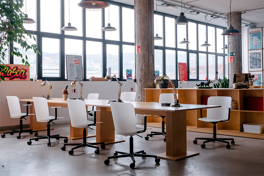 Silla polipropileno con ruedas en oficina