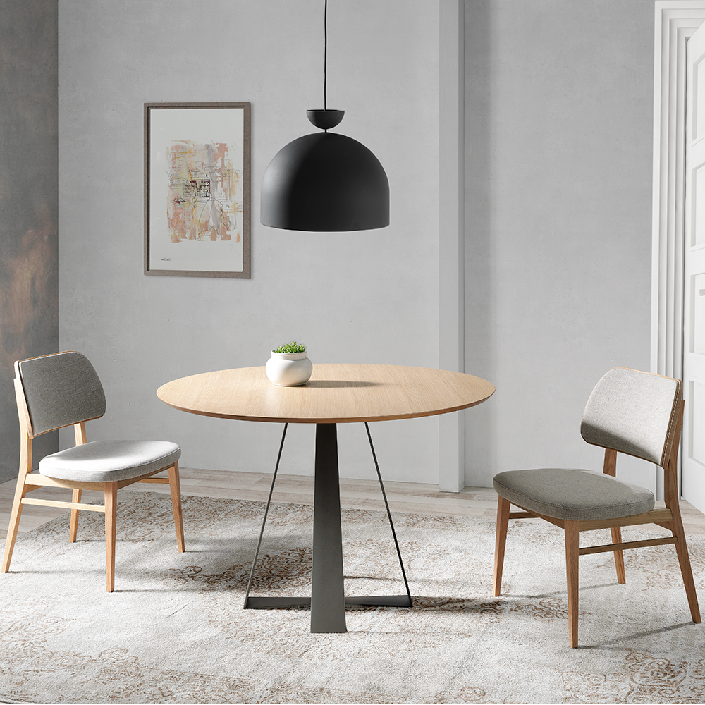 Mesa de comedor redonda en madera y patas metalicas cruzadas Prisma