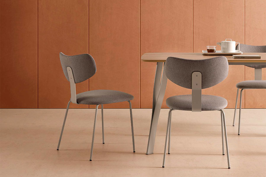 Silla tapizada con patas metalicas