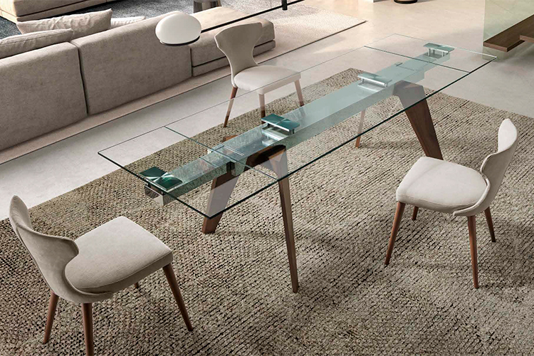 Mesa de cristal y sillas de comedor tapizadas