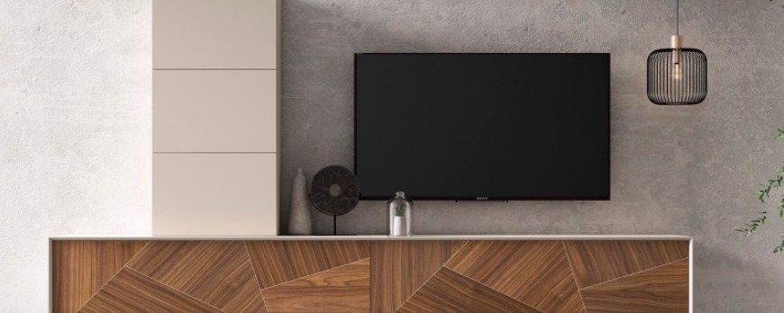 Integrar mejor la televisión en la decoración en una pared oscura