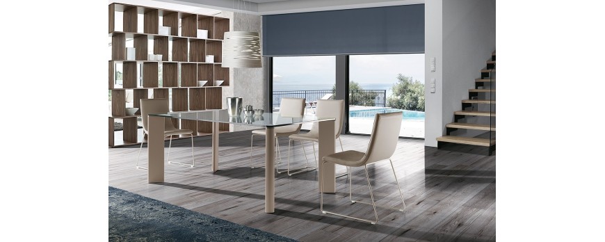 Cómo combinar una mesa de comedor de cristal en un salón minimalista